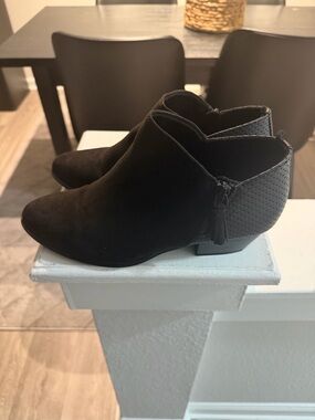🇺🇸🎉Old Navy Women's Black Suede Ankle Booties with Perforated Heel